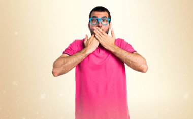 Renkli elbise koyu sarı backgr sürpriz jest yapıyor adam