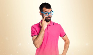 Adam bir şey Koyu sarı arka plan üzerinde gösterilen renkli giysileri ile