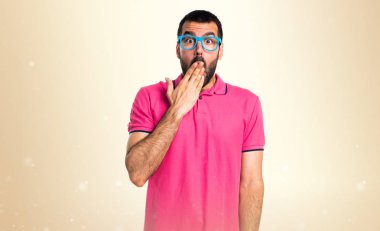 Renkli elbise koyu sarı backgr sürpriz jest yapıyor adam