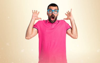 Renkli elbise koyu sarı backgr sürpriz jest yapıyor adam