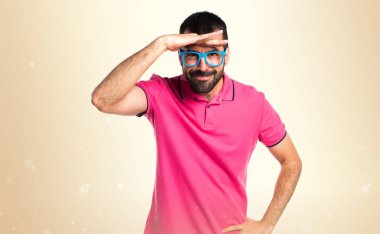 Adam bir şey Koyu sarı arka plan üzerinde gösterilen renkli giysileri ile