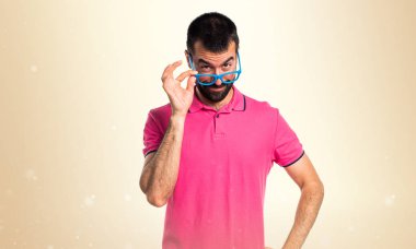 Adam bir şey Koyu sarı arka plan üzerinde gösterilen renkli giysileri ile