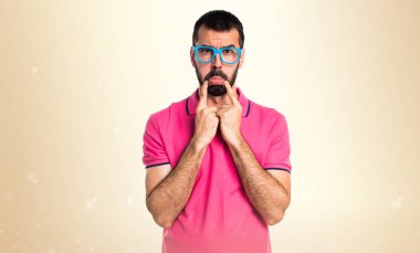 İzole arka plan üzerinde sakallı yakışıklı adam