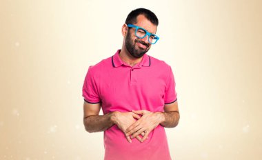 Mide ağrısı koyu sarı arka plan üzerinde renkli giysilerle erkekte