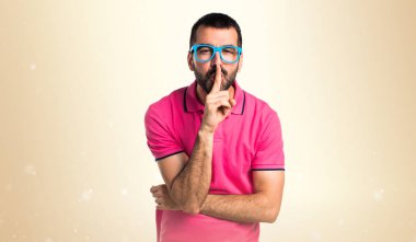 Adam ile renkli okra backgr yapım sessizlik jest elbise