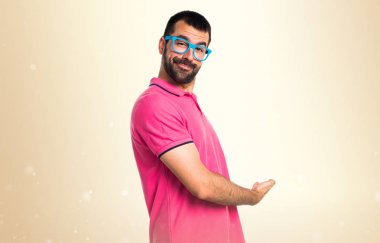 Adam bir şey üzerinde koyu sarı backgrou sunan renkli giysileri ile