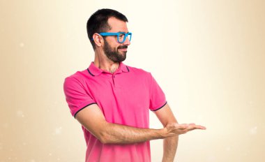 Adam bir şey üzerinde koyu sarı backgrou sunan renkli giysileri ile