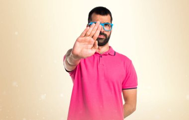 Adam ile renkli yapma dur işareti koyu sarı arka plan üzerinde elbise