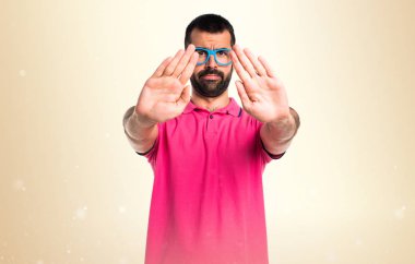 Adam ile renkli yapma dur işareti koyu sarı arka plan üzerinde elbise