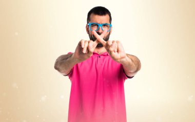 Renkli elbise koyu sarı zemin üzerine bir jest yapıyor adam