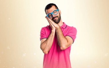 Renkli elbise koyu sarı adam uyku jest yapıyor adam