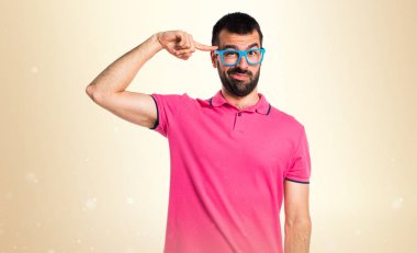 Adam renkli giysileri üzerinde koyu sarı backgrou deli jest yapma ile