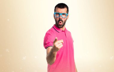 Renkli elbise koyu sarı zemin üzerine bağırarak adamla