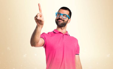 Adam oche şeffaf ekranda dokunmadan renkli giysileri ile