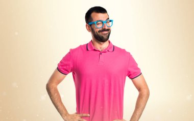 Adam göz kırpıyor koyu sarı arka plan üzerinde renkli giysileri ile