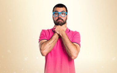 Adam kendini koyu sarı zemin üzerine boğulma renkli giysileri ile