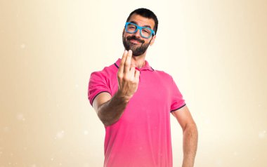 Renkli adamla önümüzdeki jest koyu sarı arka plan üzerinde elbise