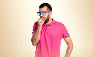 Adam renkli giysileri çok koyu sarı zemin üzerine öksürük ile