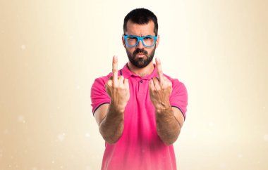 Koyu sarı adam yapma boynuz jest adamla renkli elbise