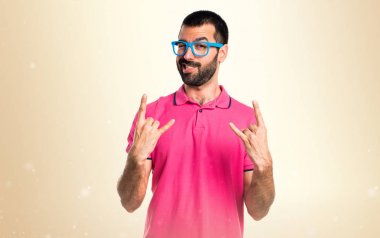 Koyu sarı adam yapma boynuz jest adamla renkli elbise