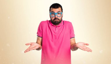 Adam renkli giysileri üzerinde koyu sarı ba önemsiz jest yapma ile