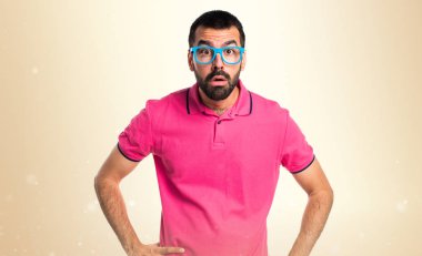 Koyu sarı arka plan üzerinde renkli giysileri ile yorgun adam