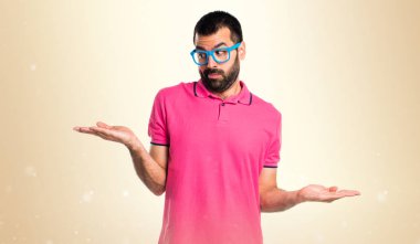 Adam renkli giysileri üzerinde koyu sarı ba önemsiz jest yapma ile