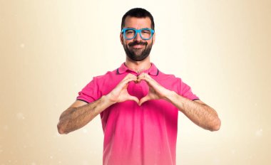 Adam ellerini bir kalple okra üzerinde yapma renkli giysileri ile