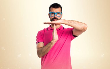 Adam ile renkli okra backg verme zaman aşımı jest elbise