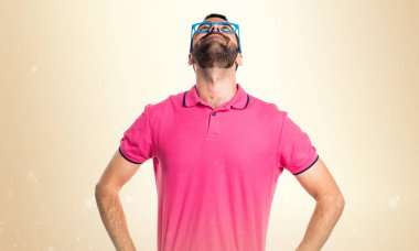 Renkli elbise koyu sarı zemin üzerine ararken adamla