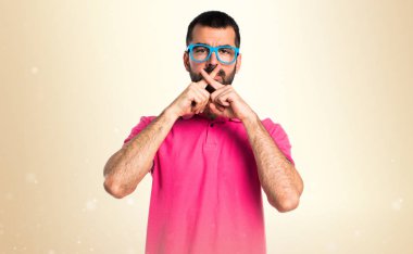 Adam ile renkli okra backgr yapım sessizlik jest elbise