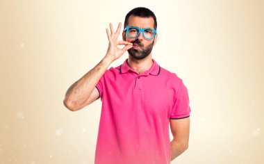 Adam ile renkli okra backgr yapım sessizlik jest elbise