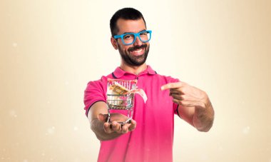 Adam tutmak ile bir süpermarket arabası oyuncak renkli giysileri ile bir 