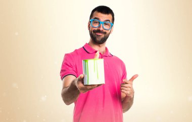 Renkli elbise koyu sarı adam bir boya potu tutan adamla