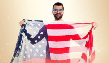 Renkli elbise bir Amerikan bayrağı okra geri tutan adamla