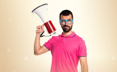 Renkli elbise megafon okra backgro üzerinde tarafından bağıran adamla