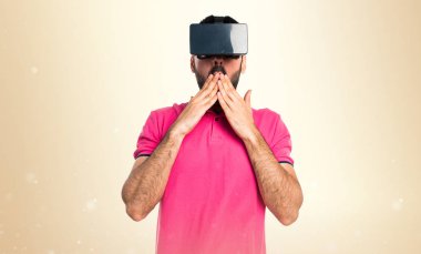 Adam Vr gözlükle koyu sarı arka plan üzerinde renkli giysileri ile