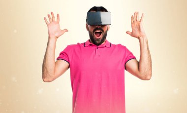 Adam Vr gözlükle koyu sarı arka plan üzerinde renkli giysileri ile