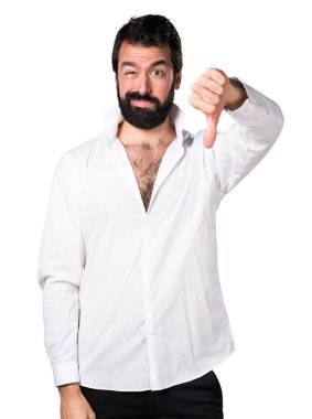 Kötü sinyal yapma sakallı yakışıklı adam