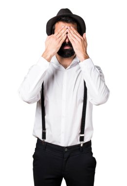 Gözlerini kapsayan sakallı hippi adam