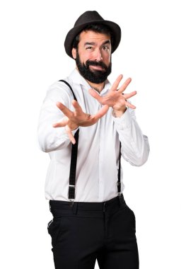 Sakallı korkmuş hipster adam