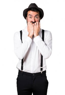 Sakallı korkmuş hipster adam