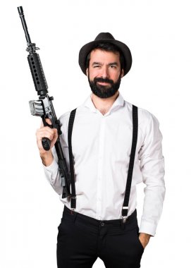 Bir tüfek tutarak sakallı hippi adam