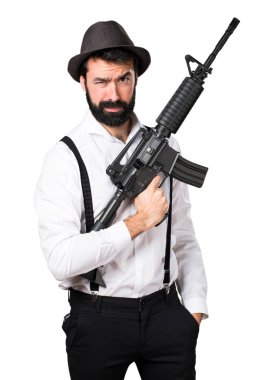 Bir tüfek tutarak sakallı hippi adam