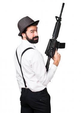 Bir tüfek tutarak sakallı hippi adam