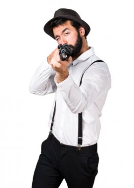 Bir şemsiye tutan sakallı hippi adam