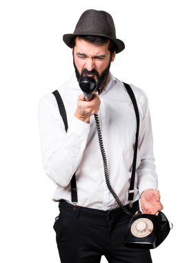 Konuşmak için vintage telefon sakallı hippi adam