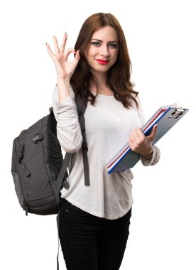 Ok işareti yaparak öğrenci kadın