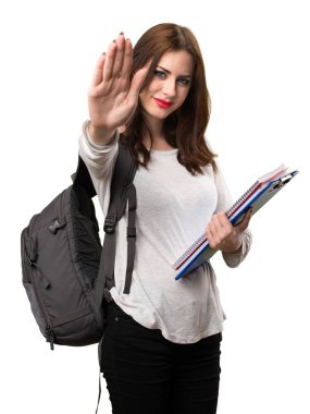 Dur işareti yaparak öğrenci kadın