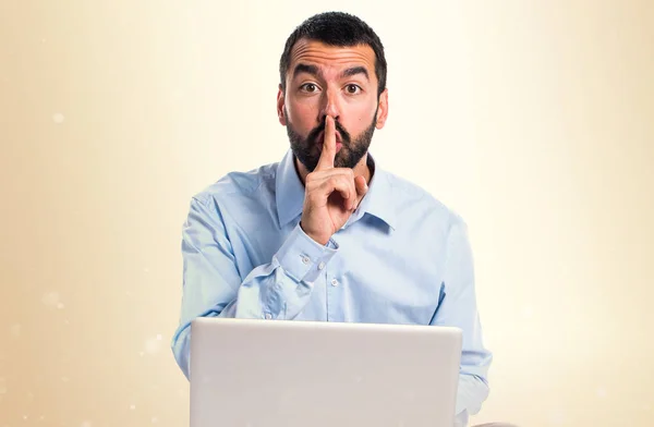 Man met laptop maken stilte gebaar op okergeel achtergrond — Stockfoto